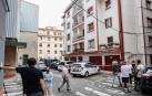 Medios de comunicación ante el edificio confinado en Hernani.