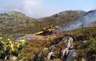 Dos heridos graves al caer un avión que trabajaba en un incendio fronterizo en Ourense