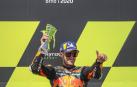 El surafricano Brad Binder (KTM RC 16) celebra su triunfo en el podio.