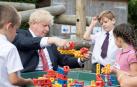 Boris Johnson juega con unos alumnos en The Discovery School en Kent, el pasado 20 de julio.