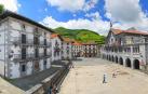 Panorámica de la plaza de Leitza sacada desde el muro del frontón, en la que se ve el ayuntamiento a la derecha.