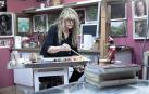 La artista Diana Iniesta, trabajando en su estudio de Erratzu, lugar en el que se puede visitar la exposición de este verano titulada Street Life 2020.