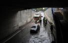Un herido por un rayo,calles anegadas y vías cortadas