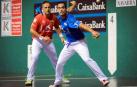 Oinatz Bengoetxea golpea a una pelota en presencia de Aimar Olaizola en un partido anterior.