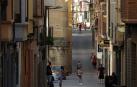 Actividad diaria en la calle Mayor de Lerín, una vía que vertebra la parte alta del municipio y que constituye un punto de encuentro de los vecinos.