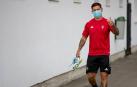 Ezequiel Ávila llega a Tajonar en el primer día de entrenamientos individuales, ya vestido desde casa con la ropa de entrenamiento, como todos los jugadores.