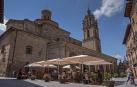 Plaza de Santa María, donde se levanta la iguesia con el mismo nombre y el torreón y se concentra parte de la actividad comercial y turística.