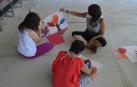 Dos alumnas del campamento de verano de Isterria hacen manualidades con su educadora.