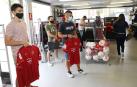 Aficionados de Osasuna en la tienda oficial adquiriendo las nuevas camisetas.