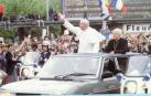 Imagen de Juan Pablo II a bordo del Peugeot 604 Limousine