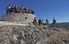 Desde el pasado 4 de agosto, una veintena de voluntarios han estado trabajando en la reconstrucción de esta consolidación, ubicada en una peña que se eleva a 1.000 metros de altitud