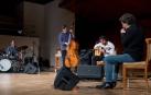 'Proyecto 20/20' en el que Javier Colina (en el centro con el contrabajo) toca con Barrueta (batería), Carmona (guitarra) y Serrano.