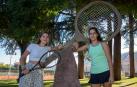 Lucía Ibarrola y Nahia Echaide, en el monumento conmemorativo al partido de la Copa Davis disputado en el Club de Tenis.