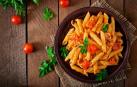 Un plato tradicional de macarrones con tomate natural