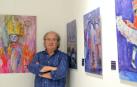 Juan Carlos Pikabea junto a su exposición Tradiciones en la montaña.