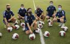 KAKUN MAINZ Y SU EQUIPO. De izda. a dcha, Alberto Pérez de Ciriza, preparador físico, Tommy Trigo, entrenador de porteras, Kakun Mainz, entrenadora, Amaia Unzu, fisioterapueta, Fermín Eransus, readaptador físico, y Mikel Nagore, segundo entrenador. El cuerpo técnico de Osasuna posaba este viernes antes de la sesión vespertina en los anexos de Tajonar.