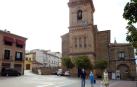 Con la iglesia de Santa María a sus espaldas, un grupo de vecinos transita en la plaza de La Diputación donde, además de ser un punto de encuentro, convergen comercios, bares, parque infantil y ayuntamiento.