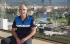 Javier Goya, jefe de la Policía Municipal, en su despacho, con vistas a las Oblatas y los barrios de San Jorge y la Rochapea.