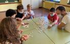 Niños con trastorno de espectro autista (TEA) y sus monitores, en el campamento de verano de este mes.