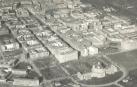 Vista aérea de la segunda zona del II Ensanche en 1952. En la plaza de Conde Rodezno, hoy de la Libertad, solo se había construido uno de los edificios de viviendas. Y estaban sin terminar, entre otras, las calles Paulino Caballero y Bergamín.