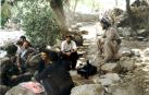 Manuel Martorell (de blanco) junto a los peshmergas y sus compañeros periodistas disfrutaron de una sandía “fresca” en un alto en el camino a su paso por el valle de Kanaryo, en el Kurdistán iraquí, a principios de agosto.