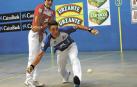 Peio Etxeberria esquiva a Jokin Altuna para llegar a una pelota en el ancho, este domingo en Elgoibar.