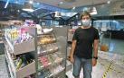 Josu Luis Murugarren en su tienda 'La Vieja Estación'.