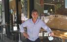 Raúl Fernández el dueño del Bar Chelsy en la puerta de su local en la calle de Iturrama.