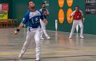 Jaka golpea la pelota, ante Albisu y Olaizola, en el partido que se disputó en Ayegui el 31 de julio.