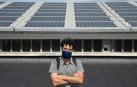 Javier Zardoya, responsable de la Agencia Energética, frente a las placas fotovoltaicas del edificio de la Policía Municipal de Pamplona.