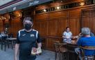 Toño Pérez de Viñaspre, dueño del local, posa fuera del establecimiento con el bocata The Faculty.