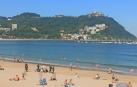 Personal sanitario atiende en la playa de La Concha a la persona rescatada del agua