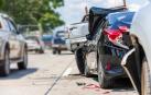Vista de un coche accidentado por alcance de otro que circulaba a una velocidad mayor de la permitida