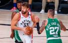 Marc Gasol, entre Kemba Walker y Daniel Theis.