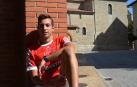 El trinquetista Luis Sánchez Labat posa en los porches de la Plaza San Juan de Huarte, localidad donde reside.