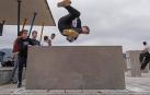 Un aficionado realizando un salto en el circuito del parkour de Estella el día de su inauguración.