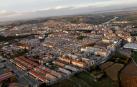 Vista a&eacute;rea del casco urbano de Tudela con la urbanizaci&oacute;n del instituto y el barrio de Lourdes en primer t&eacute;rmino y, al fondo, el r&iacute;o Ebro.