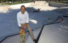 Fermín Alonso posa con un monopatín en la pista de skate de Antoniutti, dependiente de su área y que reabrirá al público en septiembre.