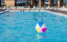 Imagen de una piscina en verano
