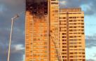 Un gran incendio devora los pisos superiores de una torre del norte de Madrid