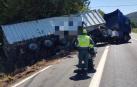 Estado en el que quedó el camión articulado tras el accidente en la N-121