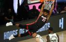Jimmy Butler, estrella de los Heat de Miami, machaca el aro rival.