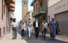 Visita de María Chivite otras autoridades a una de las calles renovadas de Ribaforada.