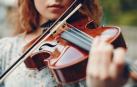 Imagen de una violinista ejecutando una pieza