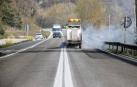 Una doble línea continua separará los dos sentidos de circulación en la N-121-A