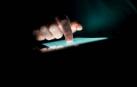 Imagen de una persona pulsando la pantalla táctil de un lector de ebooks