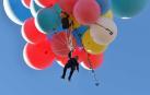 David Blaine vuela a más de 7.500 metros con un puñado de globos de colores