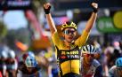 Van Aert se impone en un esprint reducido en una etapa de locura
