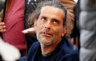 Un escultor colombiano se cose los labios para reclamar más atención a los artistas