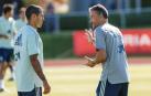 El seleccionador nacional, Luis Enrique Martínez, hace indicaciones a Thiago.